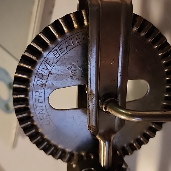 Vintage Hand Egg Beater with Chippy Red Handles 1940s PRIMITIVES (B) - Picture 4 of 4